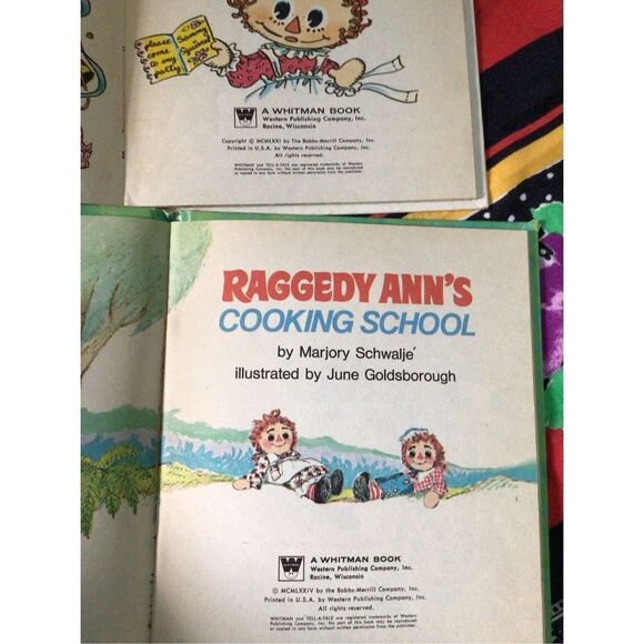 Vintage Bundle of 2 Raggedy Ann Story Books 1974/1971 🐇 - Picture 10 of 11
